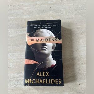 The Maidens-Alex Michaelides-paperback book
